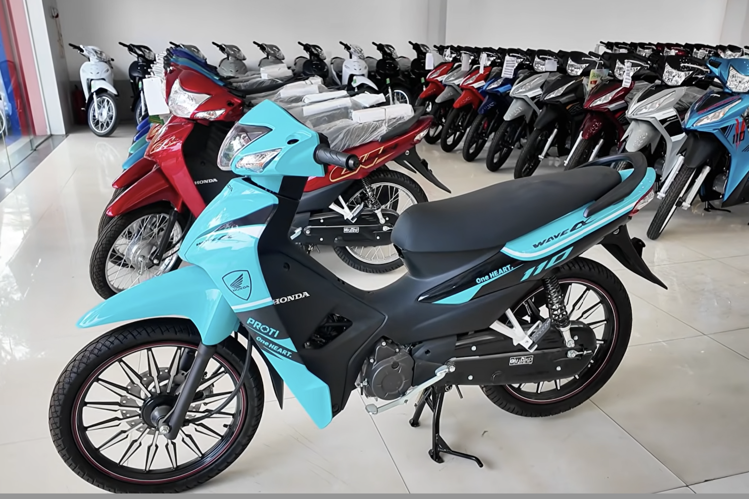 Hàng loạt xe máy số bán chênh giá: Nghịch lý mới trên thị trường xe phổ thông