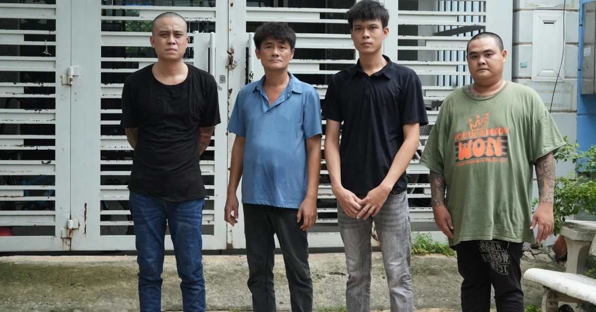 Mang dao bấm đi &amp;apos;giải quyết&amp;apos; mâu thuẫn hàng xóm, 4 đối tượng bị bắt khẩn cấp