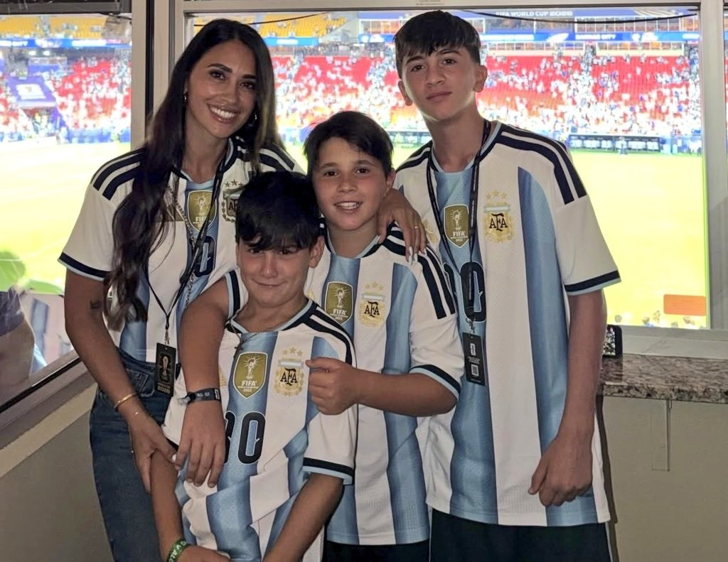 Messi gia dinh We Are Messi.jpg