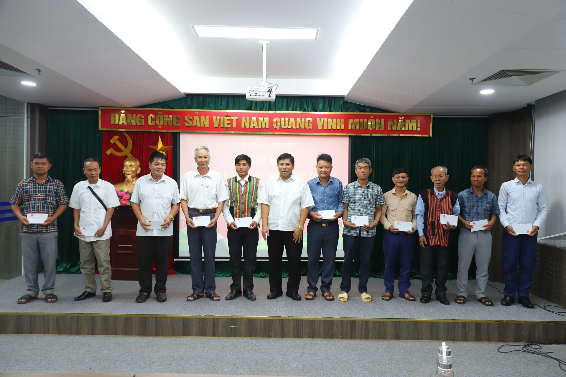 Thứ trưởng Y Thông gặp mặt người có uy tín tiêu biểu tỉnh Quảng Trị