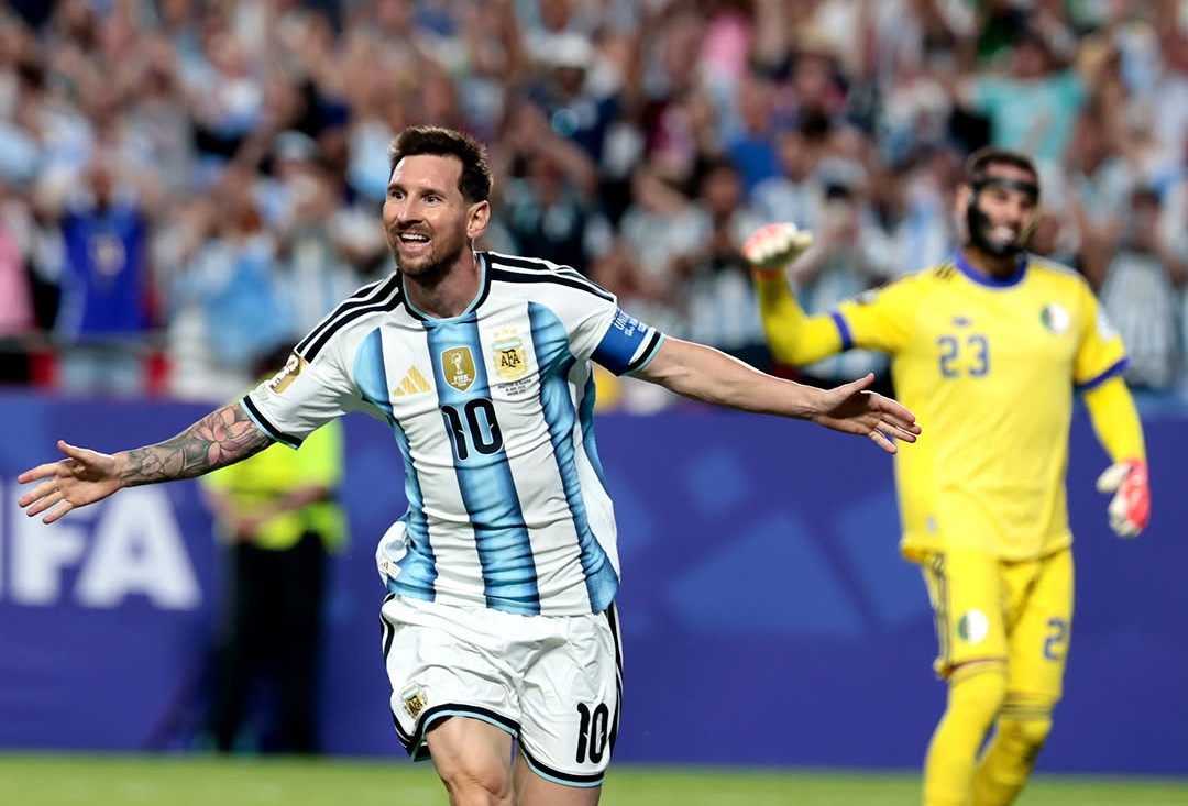 Messi lập hat-trick tuyệt đỉnh, Argentina ra quân thăng hoa
