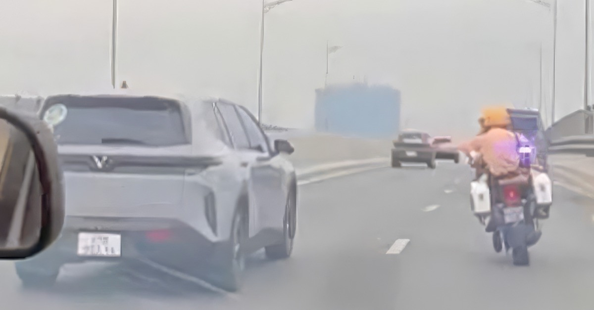 Nhận đề nghị từ người đàn ông lái ô tô, tổ CSGT ở Hà Nội quyết định hành động khẩn