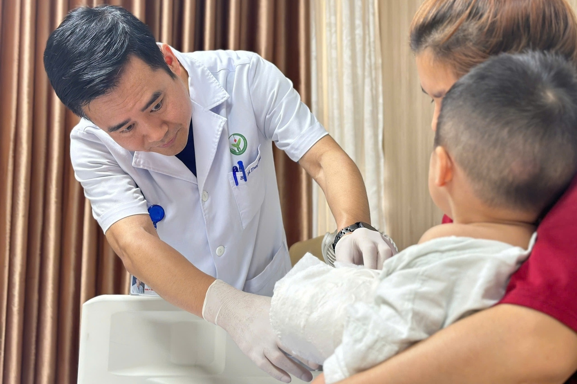 Bật báo động đỏ toàn viện cấp cứu bàn tay em bé bị đứt rời
