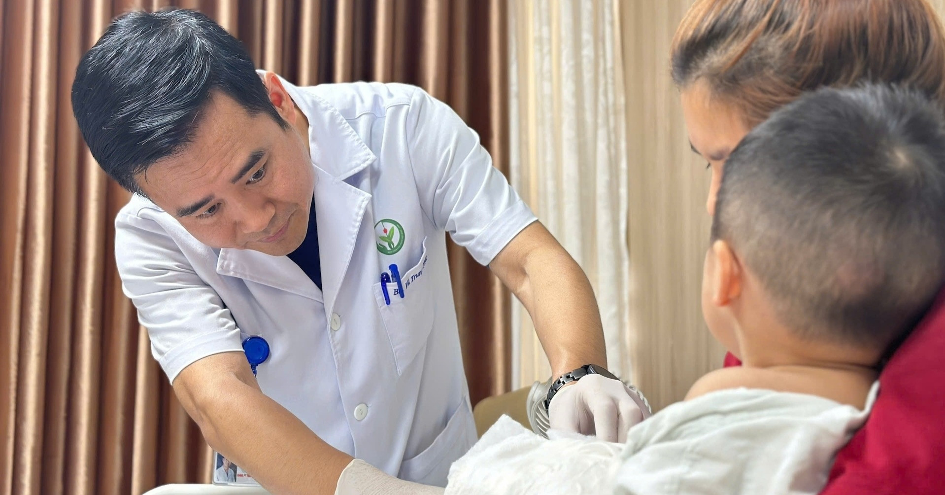 Bật báo động đỏ toàn viện cấp cứu bàn tay em bé bị đứt rời hoàn toàn