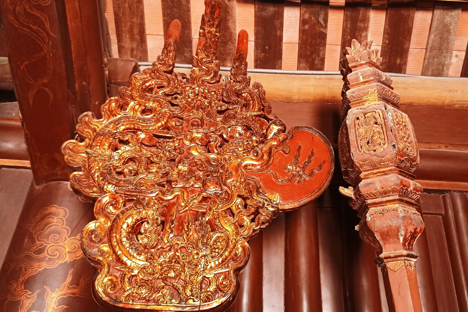Bí ẩn tấm gỗ khắc hình rồng mẹ và 5 rồng con ở đền thờ vua Đinh