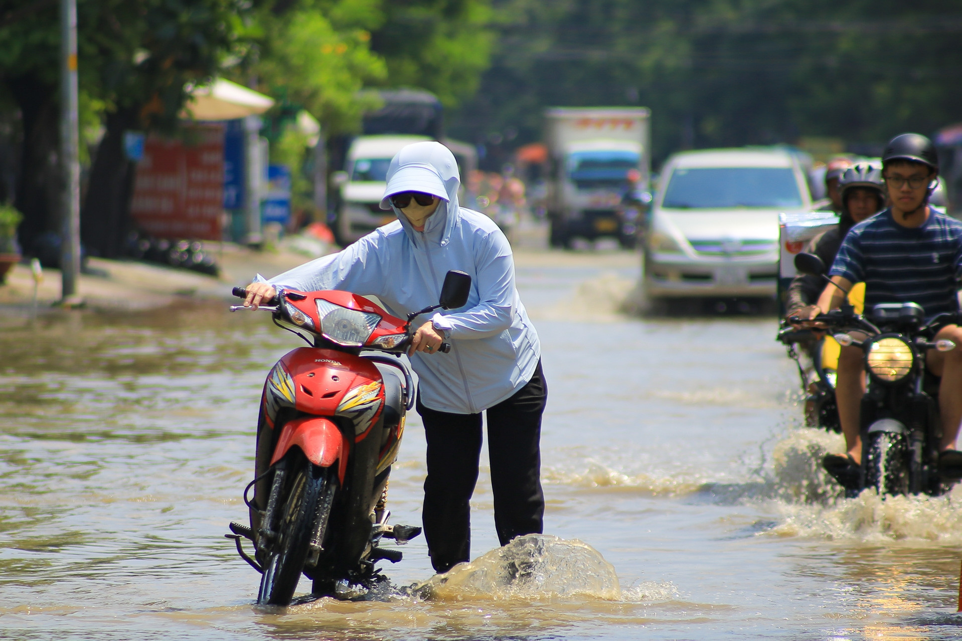 Cảnh tượng tát nước, dắt xe trên con đường được đầu tư 93 tỷ đồng để cải tạo, chống ngập