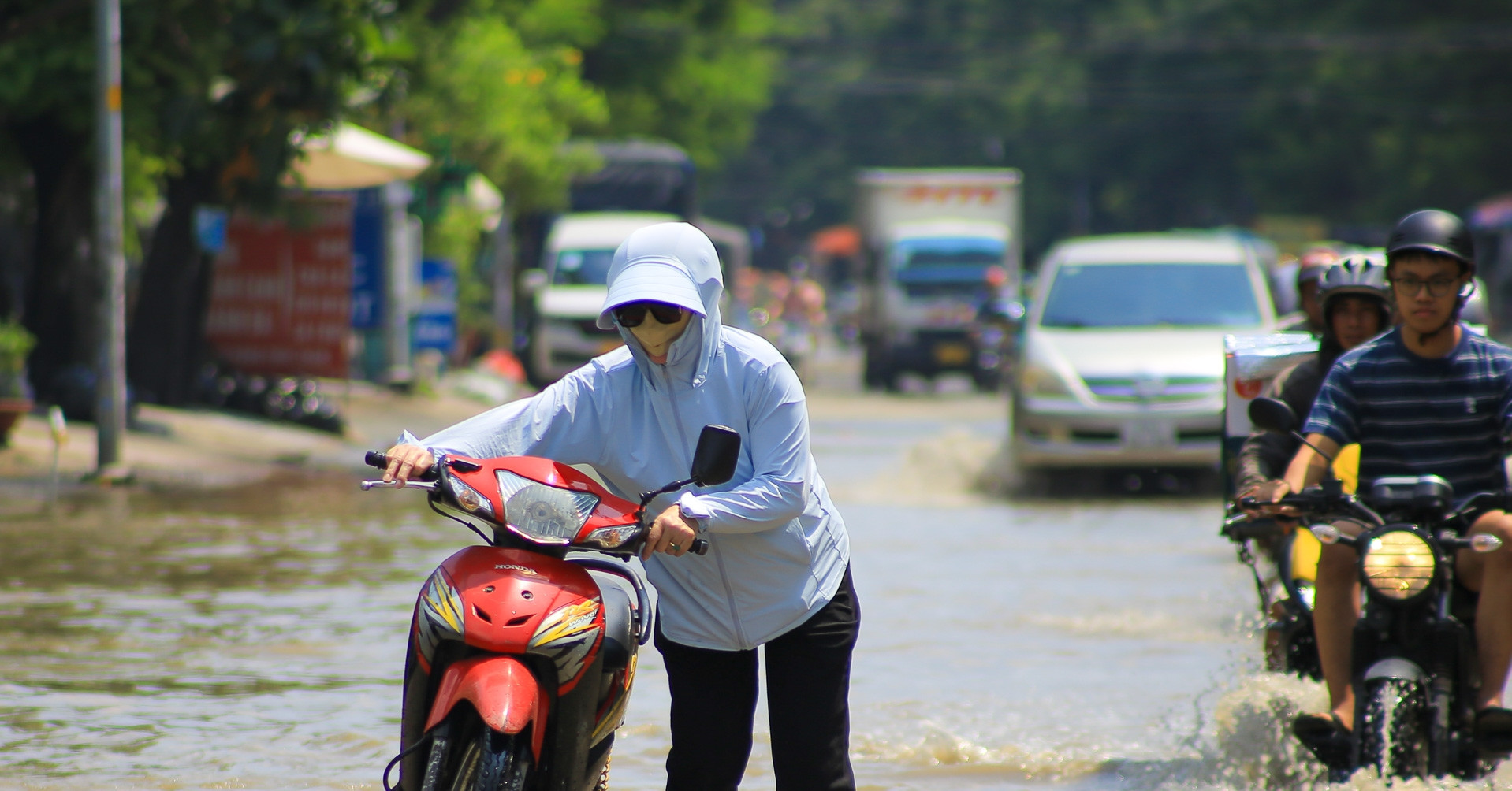 Cảnh tượng tát nước, dắt xe trên con đường được đầu tư 93 tỷ đồng để cải tạo, chống ngập