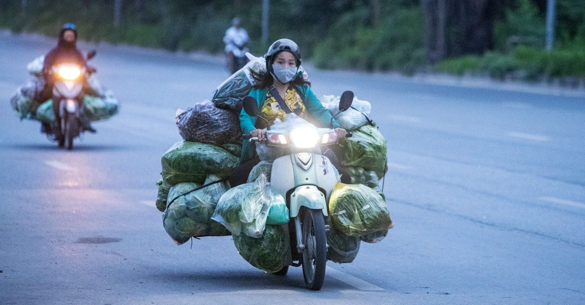 Tài xế không bằng lái vẫn vô tư điều khiển xe máy &amp;apos;cõng&amp;apos; hàng cồng kềnh ở Hà Nội