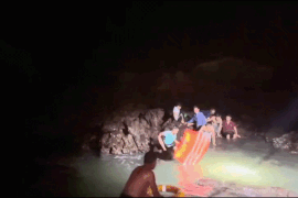 Clip cứu 9 người sau vụ đắm tàu cá trong đêm