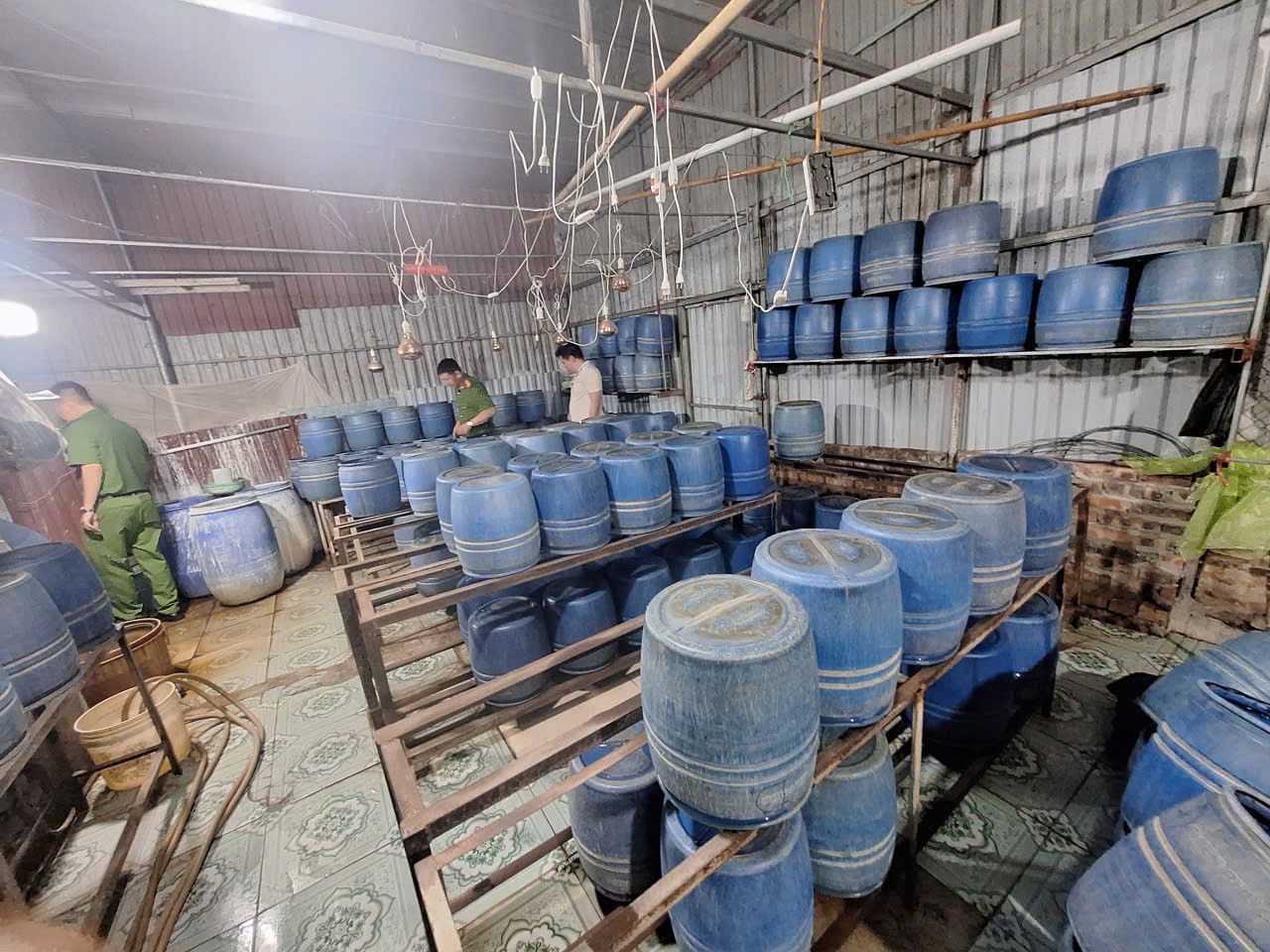 Công an xã Như Quỳnh kiểm tra cơ sở sản xuất giá đỗ trên địa bàn xã.jpeg