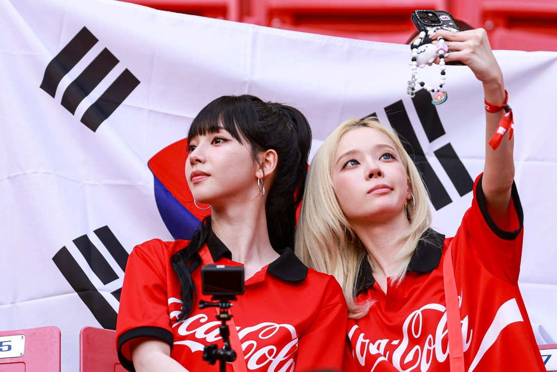 Dàn CĐV xinh đẹp 'thiêu đốt' khán đài World Cup