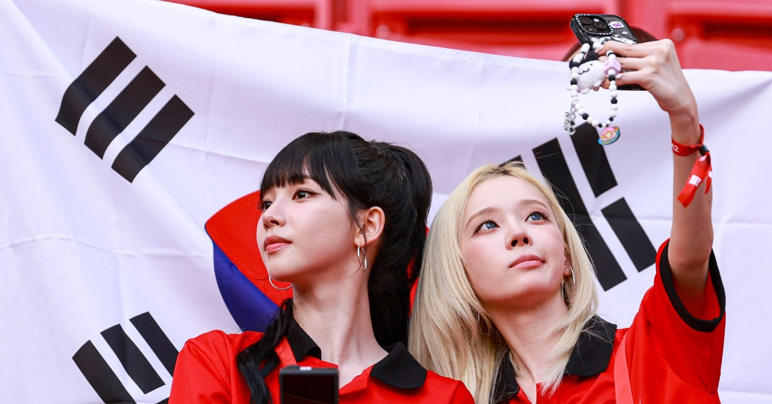 Dàn CĐV xinh đẹp nóng bỏng &amp;apos;thiêu đốt&amp;apos; khán đài World Cup