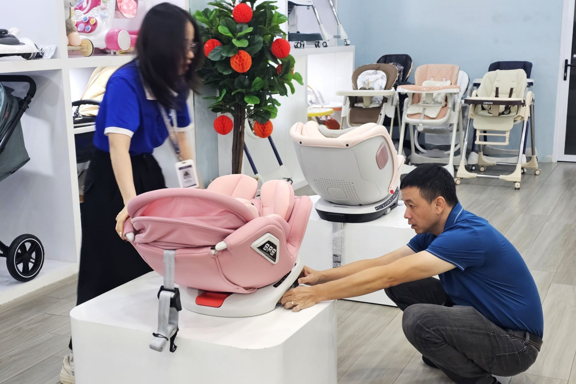 Ghế trẻ em trên ô tô: Chủ xe đắn đo mua, xuất hiện đai an toàn giá 200.000 đồng