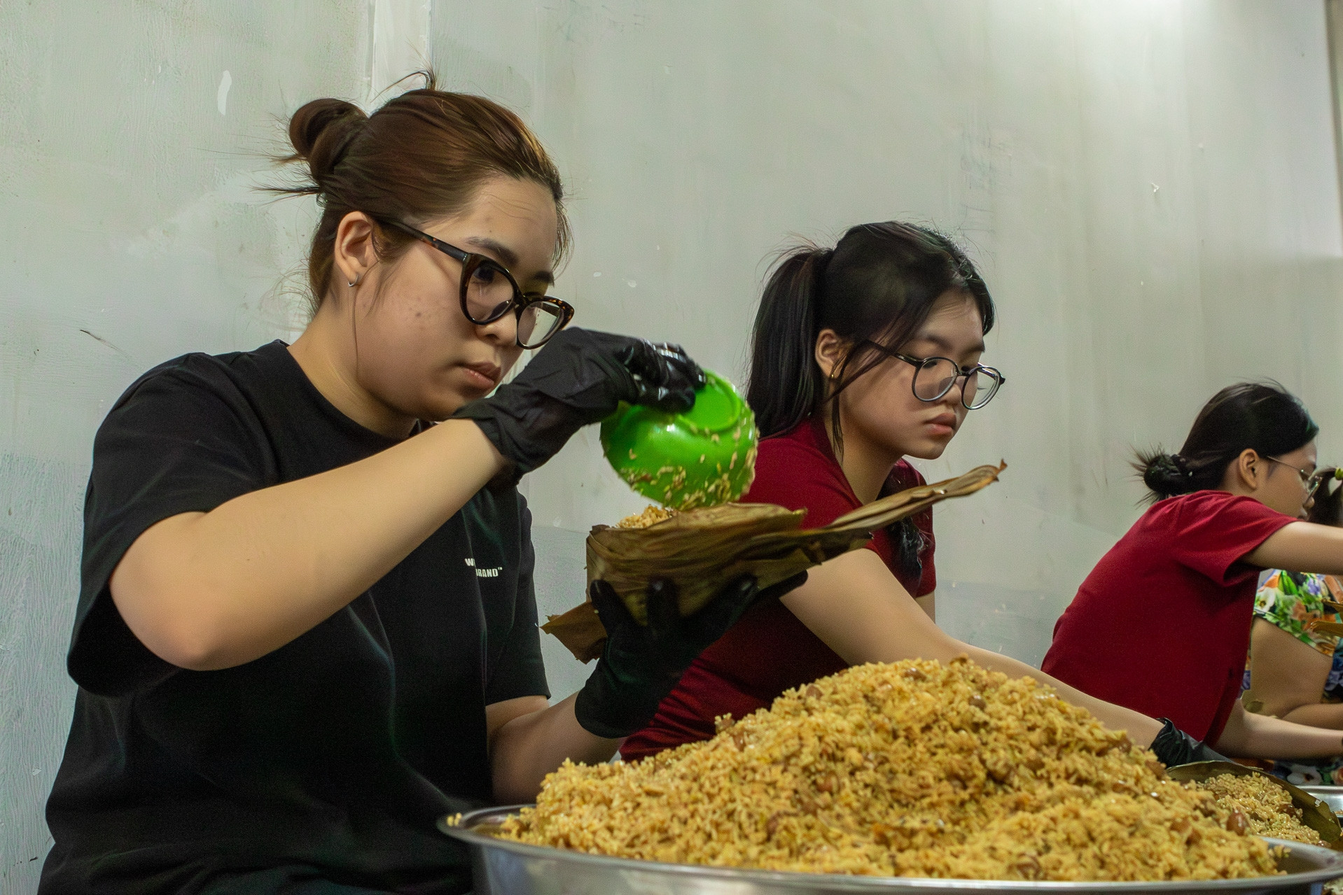 Gia đình 3 thế hệ tất bật làm gần 10.000 bánh ú bá trạng dịp tết Đoan ngọ