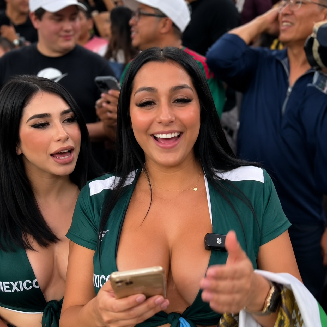 Dàn CĐV xinh đẹp nóng bỏng 'thiêu đốt' khán đài World Cup HKrjXfkacAA4j97.jpg