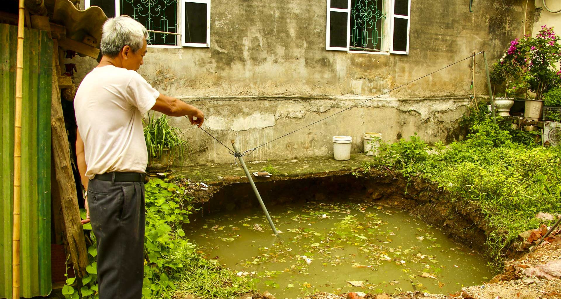 Sau tiếng rầm, hố sâu 5m bất ngờ xuất hiện sát móng nhà dân ở Thái Nguyên