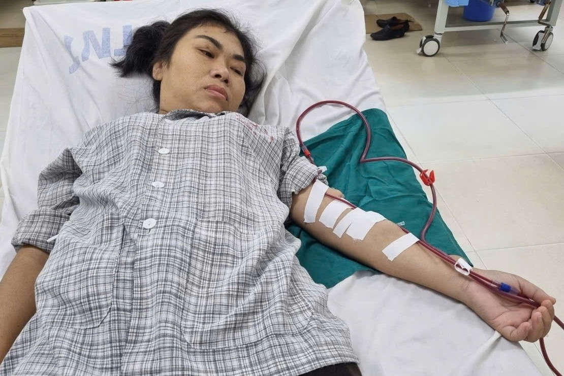 Mẹ suy thận giai đoạn cuối, con trai nghẹn ngào: 'Cháu chỉ còn mẹ thôi'
