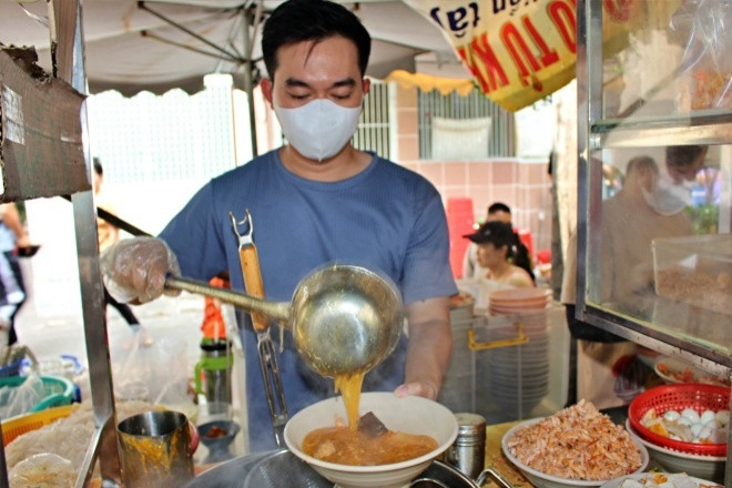 Quán bánh canh trong hẻm TPHCM đông kín khách sau khi được Michelin vinh danh