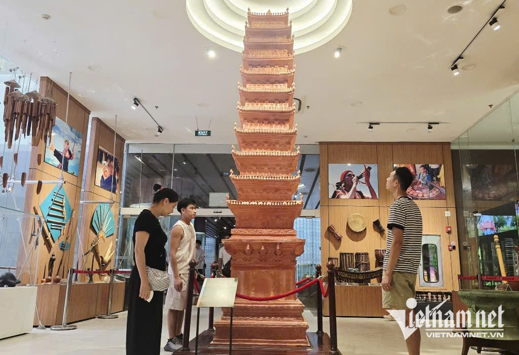 W-Khách du lịch tham quan Bảo tháp tại Bảo tàng tỉnh Quảng Ninh.jpg