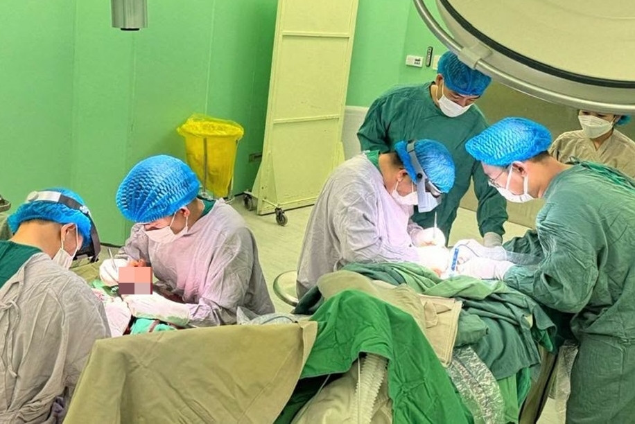 6 giờ nối thành công bàn tay đứt lìa cho nam thanh niên