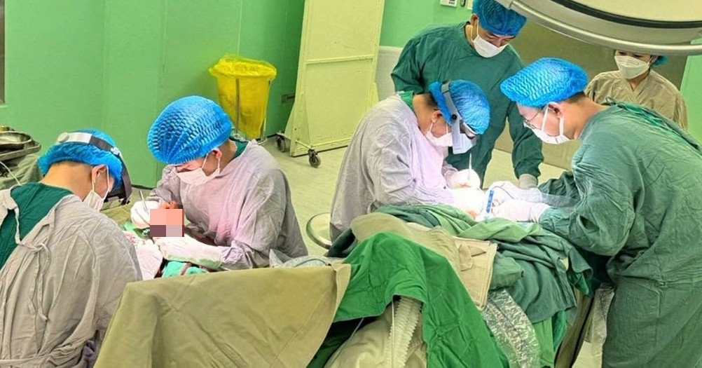 6 giờ nối thành công bàn tay đứt lìa cho nam thanh niên