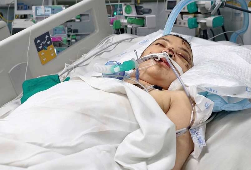 'Cháu chỉ có mỗi mẹ thôi, xin các cô chú cứu mẹ cháu với...'