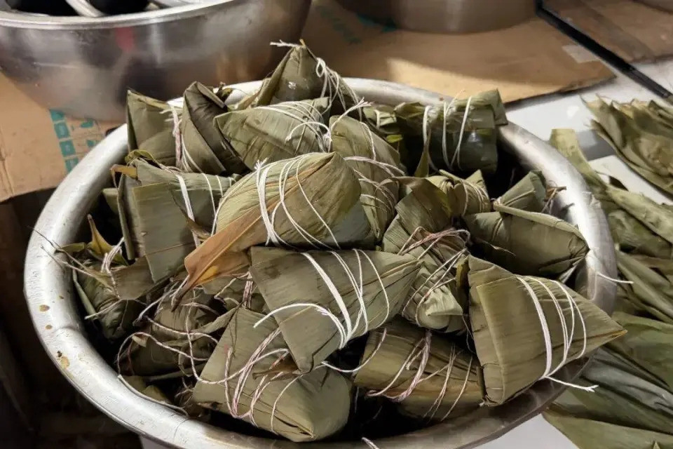 Cửa hàng bán hơn 600 chiếc bánh mỗi ngày, khách xếp hàng 2 tiếng chờ mua