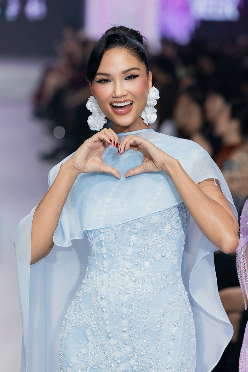 https://static-images.vnncdn.net/vps_images_publish/000001/000003/2026/6/19/hoa-hau-hoan-vu-004-786.jpg