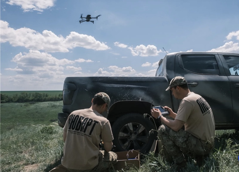 Lính Ukraine điều khiển UAV. Ảnh: Kyiv Independent