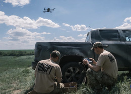 Lính Ukraine điều khiển UAV. Ảnh: Kyiv Independent
