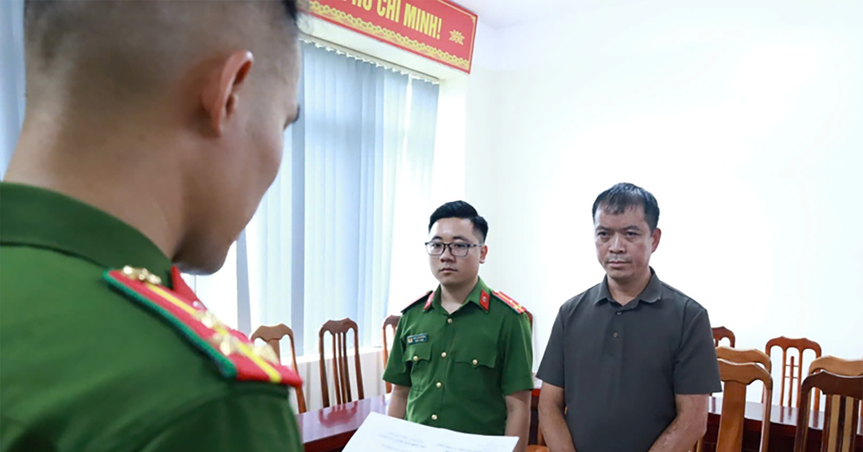 Người đàn ông nhận ốp gỗ vào nhà dân để &amp;apos;giúp&amp;apos; trục lợi hàng tỷ đồng tiền đền bù