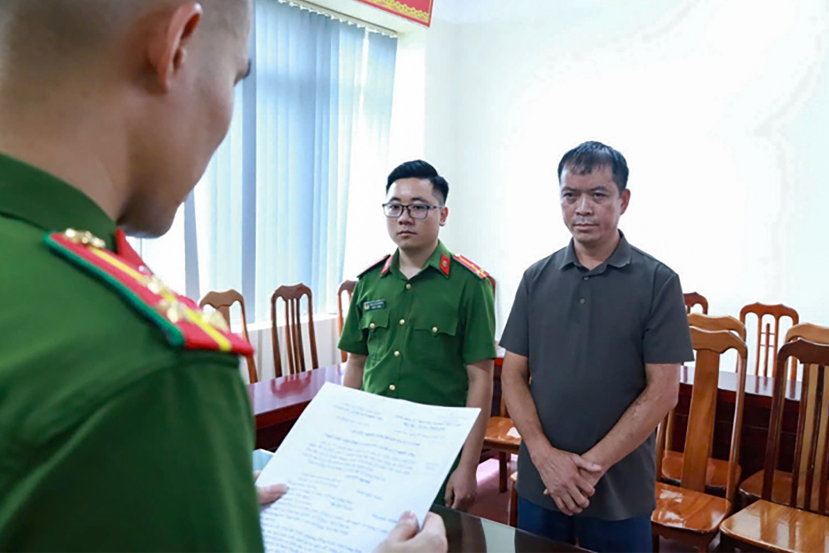 Người đàn ông nhận ốp gỗ vào nhà dân để 'giúp' trục lợi hàng tỷ đồng tiền đền bù