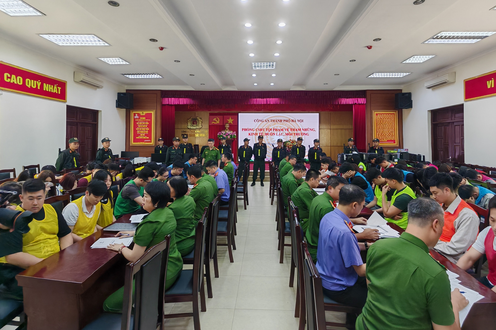 Vụ ‘hợp đồng kỳ nghỉ’: Khởi tố thêm 7 bị can, 1 vụ án