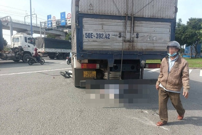 Xe tải ôm cua cuốn cô gái vào gầm, kéo lê khiến nạn nhân tử vong