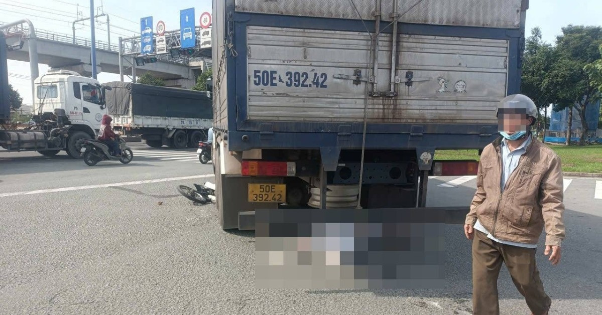Xe tải ôm cua cuốn cô gái vào gầm, kéo lê khiến nạn nhân tử vong