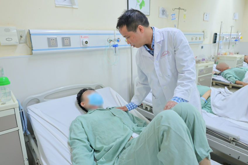 Bác sĩ ghép lại quả thận dập nát cho người đàn ông trẻ