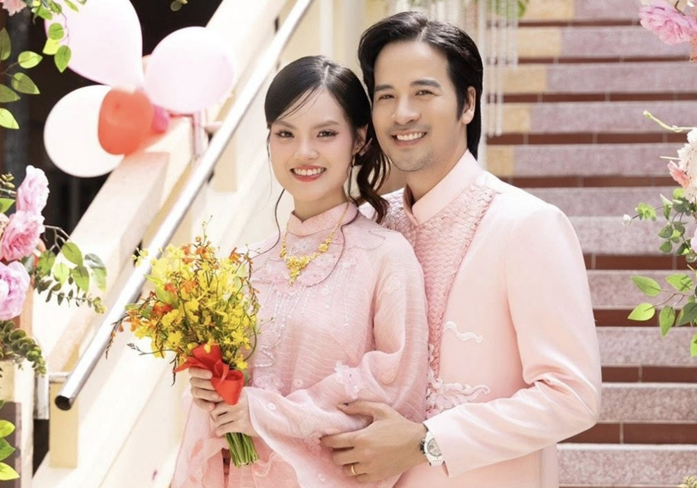 batch_gia the khung cua vo ca si kem 16 tuoi vua ket hon voi dien vien doan minh tai 903.jpg