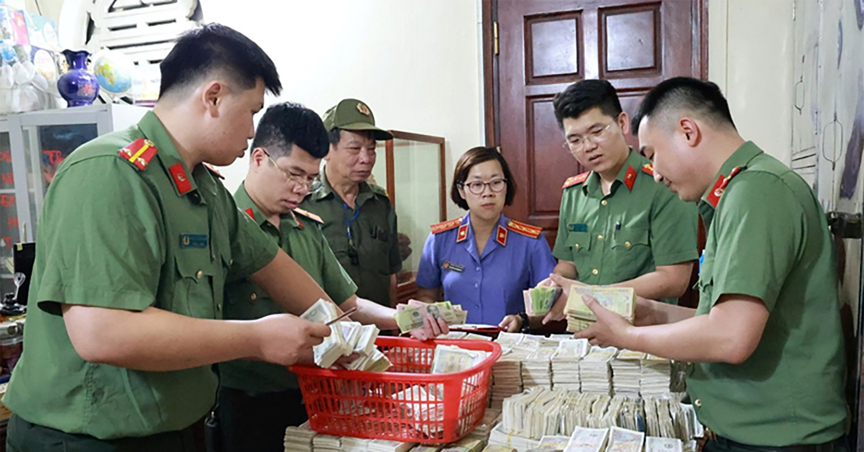 ‘Bỏ túi’ hàng tỷ đồng tiền công đức, 3 người ở đền Kỳ Cùng bị khởi tố