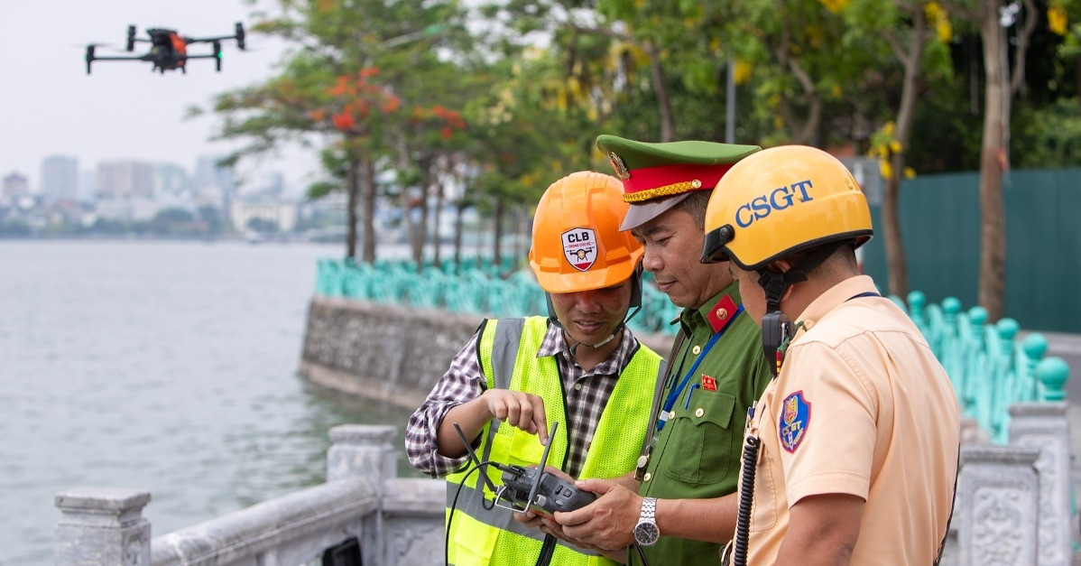 Cận cảnh Công an Hà Nội thí điểm UAV giám sát an ninh trật tự từ trên không