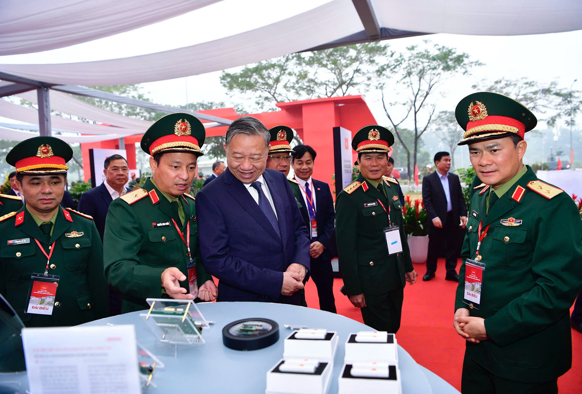 Cong nghe chien luoc.jpg