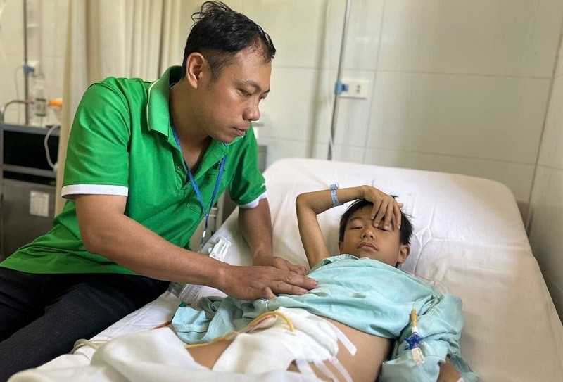 Đợi bố trước cổng trường, bé trai 7 tuổi gặp nạn, nguy cơ mang di chứng cả đời