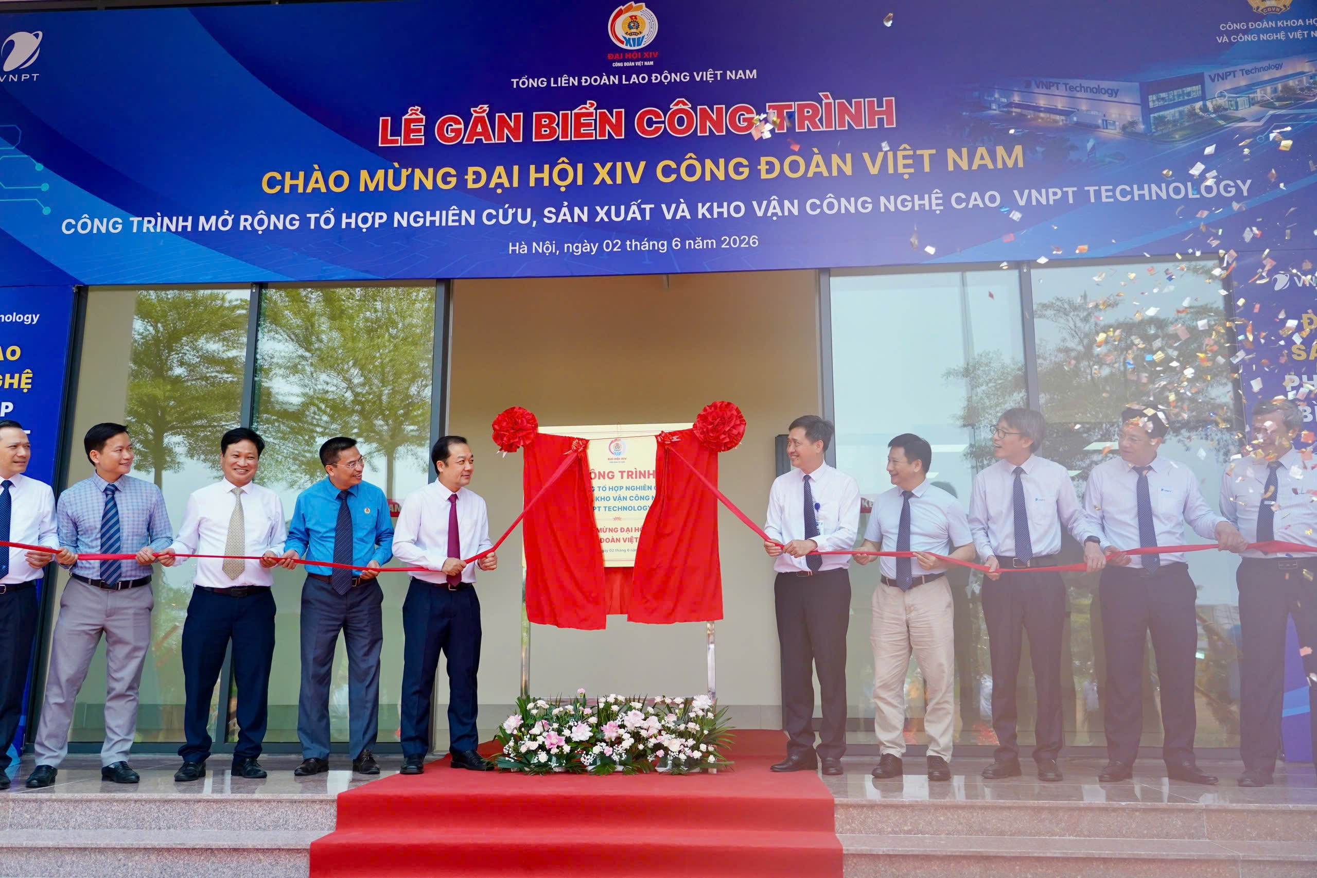 Gắn biển công trình chào mừng Đại hội XIV Công đoàn Việt Nam tại VNPT Technology