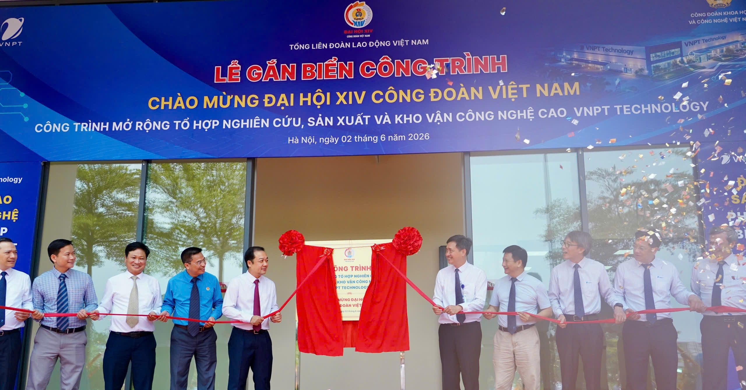 Gắn biển công trình chào mừng Đại hội XIV Công đoàn Việt Nam tại VNPT Technology