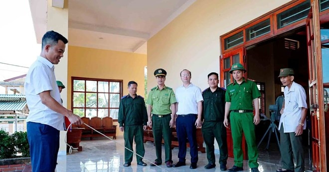 Hành động của người đàn ông khi phát hiện kỳ đà 5kg trong vườn