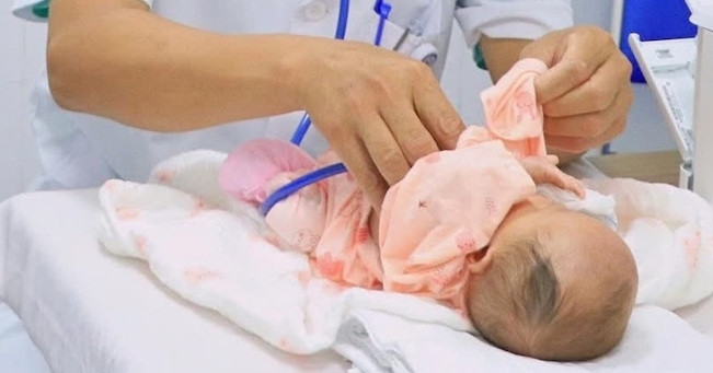 Mở lồng ngực, thắt ống tim, ca đại phẫu nghẹt thở cứu bé sinh non nặng 900g