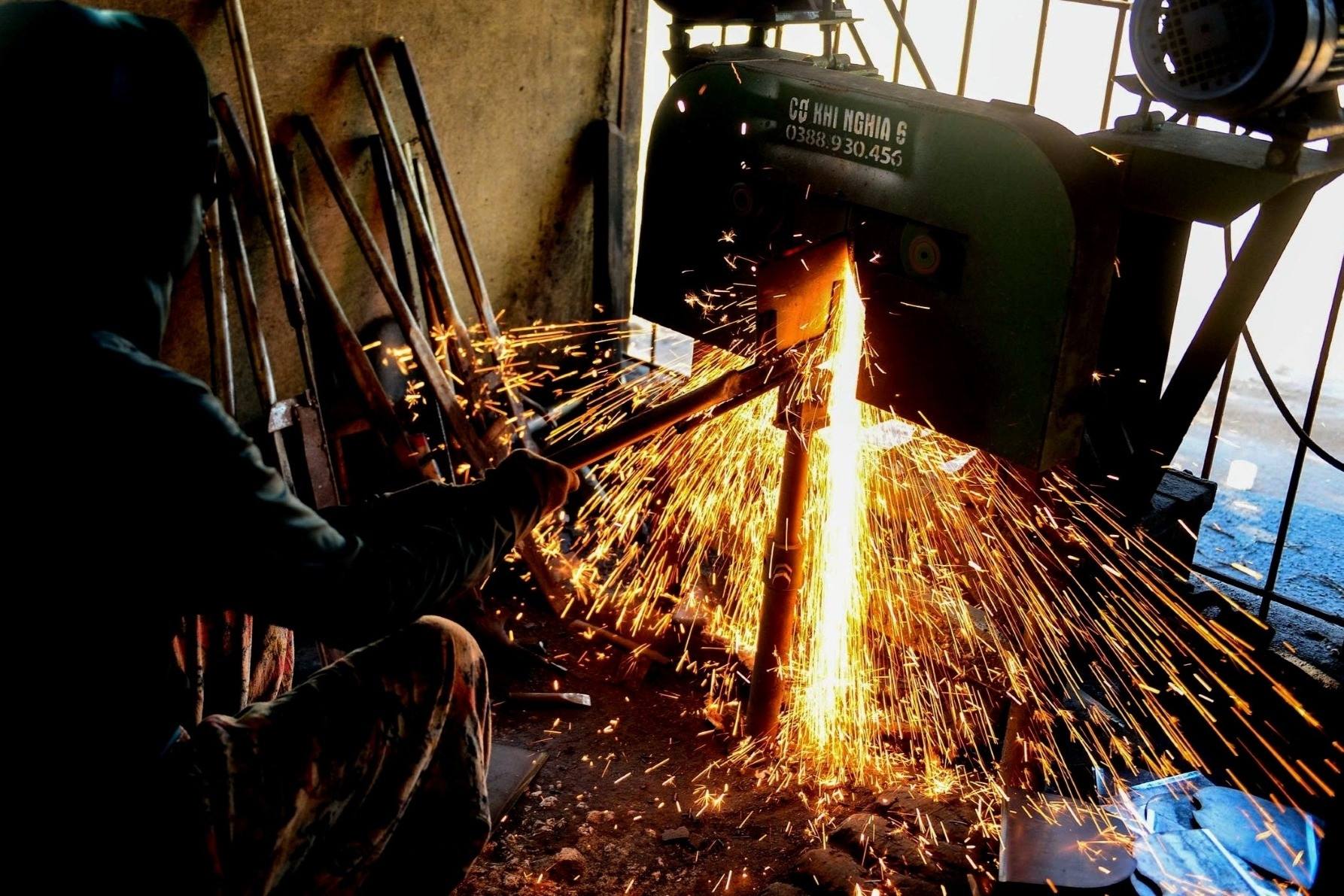 Mưu sinh bên lò lửa 1.000 độ C giữa những ngày nắng nóng gay gắt ở Thanh Hóa