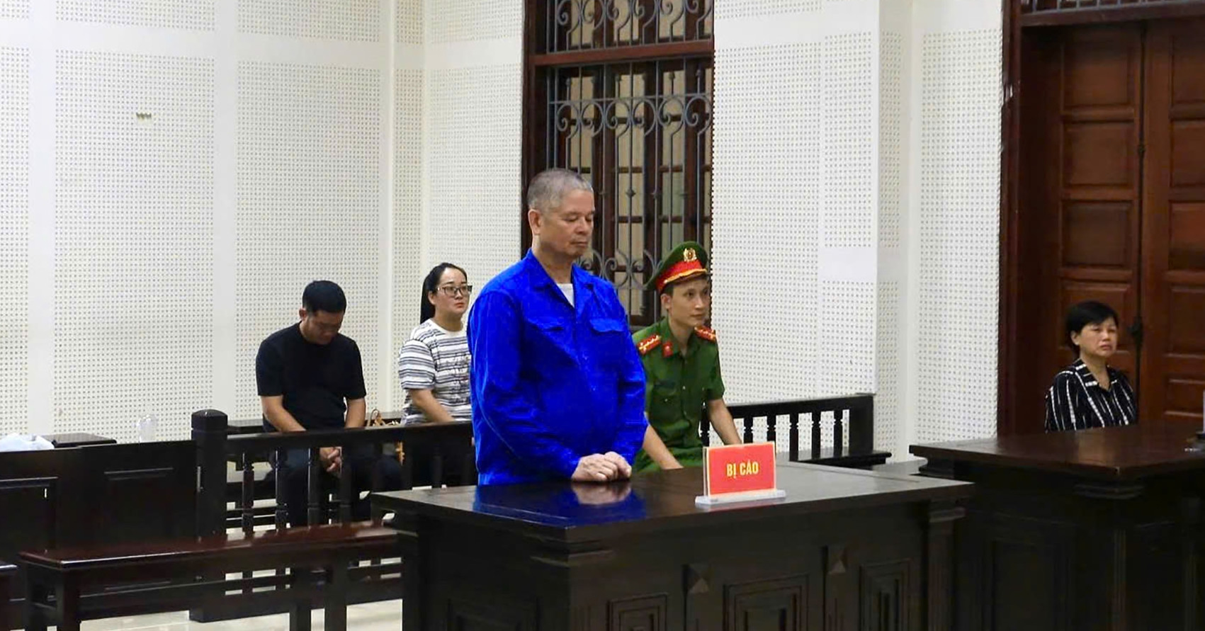 Người đàn ông mua thuốc diệt chuột hiệu &amp;apos;Mèo đen&amp;apos;, bỏ vào cháo để đầu độc vợ