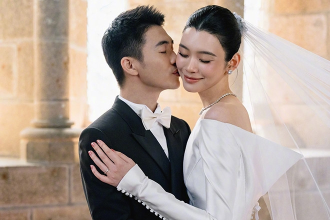 Siêu mẫu nội y Hề Mộng Dao bật khóc trong lễ cưới với con trai trùm sòng bạc