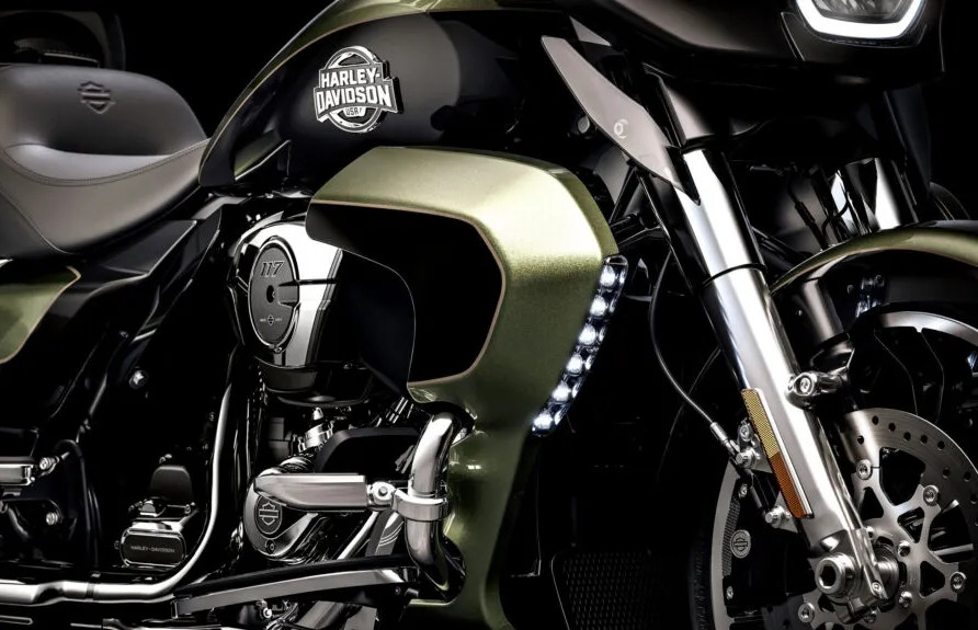 Thợ sửa xe bị dầu máy bắn vào người, Harley-Davidson triệu hồi gấp gần 90.000 xe