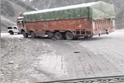 Thót tim cảnh xe tải trôi lùi trên đèo núi rồi lao xuống vực sâu